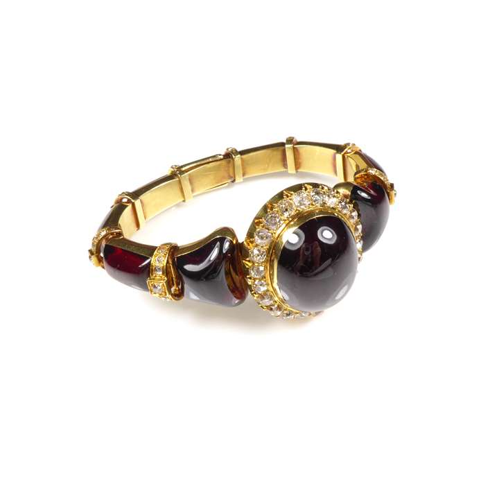 Cabochon garnet and gold tapering bracelet